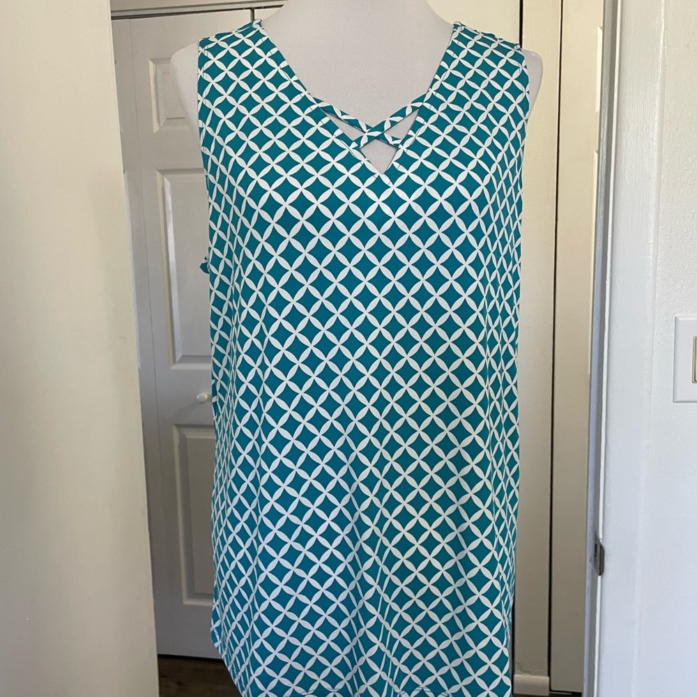 SUSAN GRAVER (QVC) BLOUSE TOP LG SLEEVELESS TURQUOISE/WHITE EASY CARE GEOMETRIC
